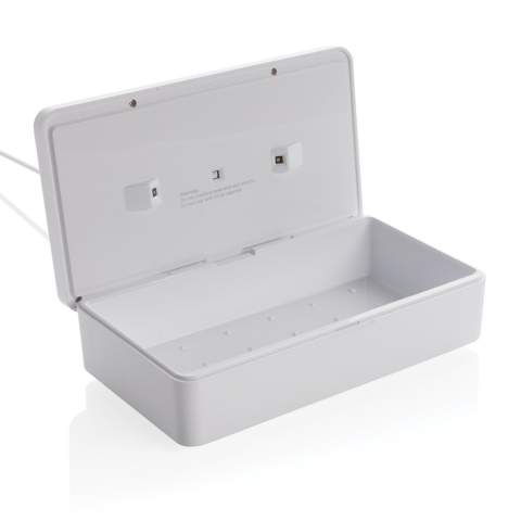 Mit diesem multifunktionalen UV-C Sterilisator beseitigen Sie bis zu 99,9% der Baktieren. Legen Sie einfach Ihre Ohrhörer, Ihren Schmuck, Ihre Uhr oder Gesichtsmaske ein und sterilisieren Sie sie so mithilfe der UV-C Technologie. Wählen Sie zwischen dem Quick-Clean in 90 Sekunden oder dem Komplettprogramm mit 5 Minuten Länge und starten so die 2 Quecksilber-freien UV-C LED's - sie haben eine Lebensdauer von bis zu 10.000 Stunden. Inklusive 100cm langem PVC-freiem Type-C Kabel aus TPE-Material.