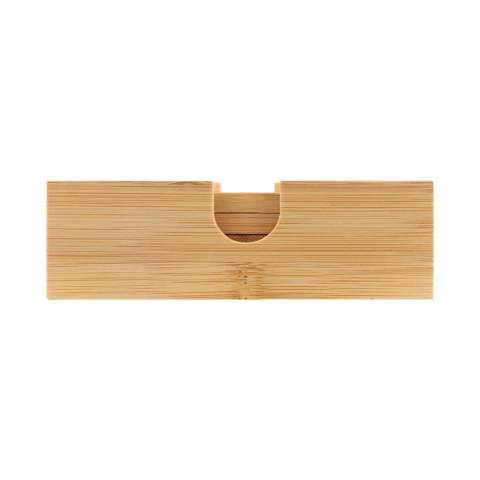 Verhoog de esthetiek van je tafel met onze Bamboe onderzetterset. Deze set van vier is gemaakt van milieuvriendelijk bamboe en combineert stijl en duurzaamheid naadloos. Bescherm je oppervlakken op een chique, natuurlijke manier.