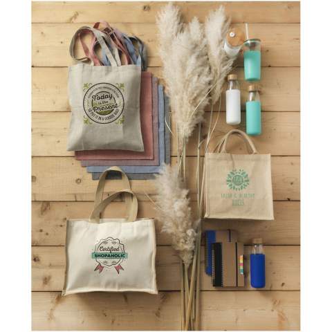 The Varai canvas and jute tote bag with 23 litre capacity is the ideal bag for grocery shopping, weekend outings, or any other daily errands. A combination of 320 g/m² canvas and 330 g/m² jute gives the bag a sturdy feel and a resistance of up to 12 kg weight. Made in India and OEKO-Tex certified.