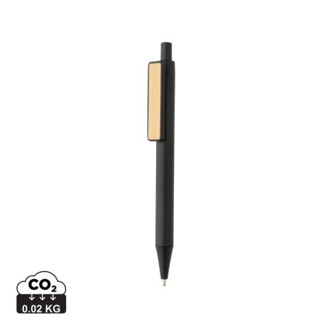 Een mooie pen met een nieuwe look met een bamboe clip. Gemaakt met GRS (Global Recycle Standard) gecertificeerde gerecyclede materialen. GRS-certificering zorgt voor een volledig gecertificeerde toeleveringsketen van de gerecyclede materialen. Gemaakt met 100% gerecycled GRS-gecertificeerd gerecycled ABS. Totaal gerecycled materiaal: 80% op basis van het totale gewicht van het item. Absoluut perfect voor het communiceren van uw merkboodschap. Inclusief ca. 1200 m schrijflengte Duitse Dokumental® blauwe inktvulling met TC-ball voor ultraglad schrijven.