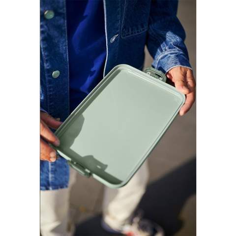 Boîte à lunch plate et luxueuse en ABS de la marque Mepal. Se glisse parfaitement dans un sac pour ordinateur portable. Avec une fermeture pratique. Le couvercle se ferme parfaitement et est muni d’un joint d’étanchéité pour que le contenu reste frais pendant longtemps. Un produit de haute qualité. Convient pour un maximum de 4 sandwiches. Passe au lave-vaisselle. Le lavage à la main est recommandé pour préserver l’impression. Ce produit bénéficie d'une garantie fabricant Mepal de 2 ans. Capacité 800 ml. Fabriqué en Hollande.      REMARQUE : jusqu'à 1000 articles disponibles sous 10 jours ouvrés hors marquage, à l exception des réservations.
