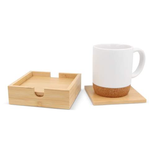 Verhoog de esthetiek van je tafel met onze Bamboe onderzetterset. Deze set van vier is gemaakt van milieuvriendelijk bamboe en combineert stijl en duurzaamheid naadloos. Bescherm je oppervlakken op een chique, natuurlijke manier.