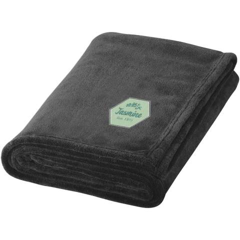 Cette couverture en peluche extra-douce est parfaite pour s'y emmitoufler. Présenté dans une pochette cadeau Seasons Design exclusif.