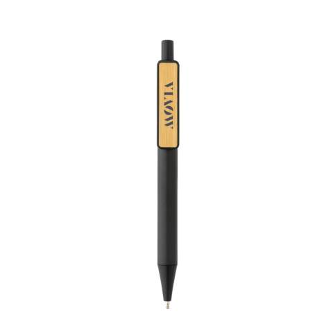Een mooie pen met een nieuwe look met een bamboe clip. Gemaakt met GRS (Global Recycle Standard) gecertificeerde gerecyclede materialen. GRS-certificering zorgt voor een volledig gecertificeerde toeleveringsketen van de gerecyclede materialen. Gemaakt met 100% gerecycled GRS-gecertificeerd gerecycled ABS. Totaal gerecycled materiaal: 80% op basis van het totale gewicht van het item. Absoluut perfect voor het communiceren van uw merkboodschap. Inclusief ca. 1200 m schrijflengte Duitse Dokumental® blauwe inktvulling met TC-ball voor ultraglad schrijven.