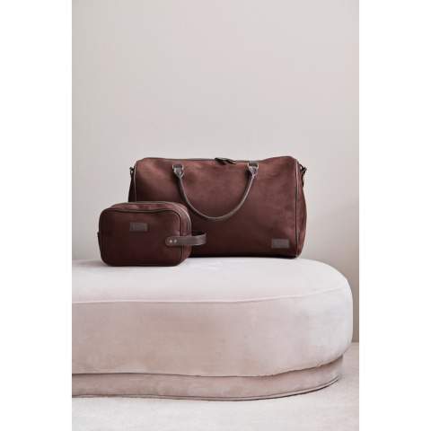 Classic yet modern washbag in suede imitation with details in PU leather. The bag makes it easy for you to store your hygiene items in style, both at home and during travel. The bag comes in a handy size and is easy to carry, thanks to a strap with brass details on the short side.