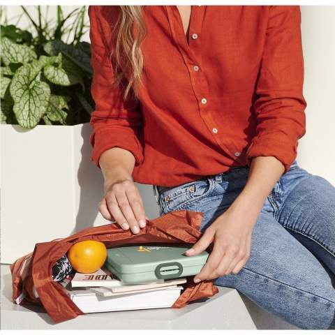 Boîte à lunch plate et luxueuse en ABS de la marque Mepal. Se glisse parfaitement dans un sac pour ordinateur portable. Avec une fermeture pratique. Le couvercle se ferme parfaitement et est muni d’un joint d’étanchéité pour que le contenu reste frais pendant longtemps. Un produit de haute qualité. Convient pour un maximum de 4 sandwiches. Passe au lave-vaisselle. Le lavage à la main est recommandé pour préserver l’impression. Ce produit bénéficie d'une garantie fabricant Mepal de 2 ans. Capacité 800 ml. Fabriqué en Hollande.      REMARQUE : jusqu'à 1000 articles disponibles sous 10 jours ouvrés hors marquage, à l exception des réservations.