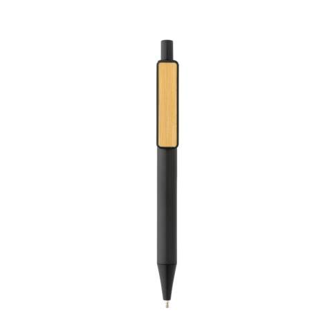 Een mooie pen met een nieuwe look met een bamboe clip. Gemaakt met GRS (Global Recycle Standard) gecertificeerde gerecyclede materialen. GRS-certificering zorgt voor een volledig gecertificeerde toeleveringsketen van de gerecyclede materialen. Gemaakt met 100% gerecycled GRS-gecertificeerd gerecycled ABS. Totaal gerecycled materiaal: 80% op basis van het totale gewicht van het item. Absoluut perfect voor het communiceren van uw merkboodschap. Inclusief ca. 1200 m schrijflengte Duitse Dokumental® blauwe inktvulling met TC-ball voor ultraglad schrijven.