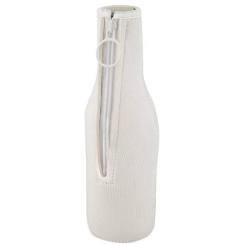 Manschette für Flaschen aus recyceltem Neopren, die sich leicht zusammenfalten lässt und in jede Tasche passt. Sie bietet zusätzliche Isolierung, hält das Getränk länger kühl und sorgt gleichzeitig dafür, dass die Flasche angenehm zu halten ist. 