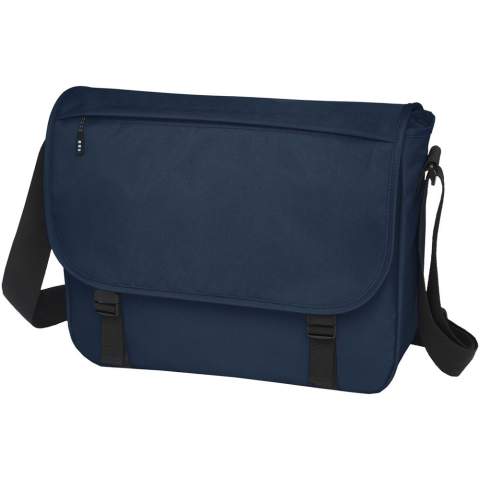 Nachhaltige GRS-zertifizierte RPET-Laptoptasche aus 60% recycelten Materialien. Ausgestattet mit einem großen Hauptfach mit Reißverschluss, einer gepolsterten 15-Zoll-Laptophülle und einem Frontfach (beide mit Klettverschluss). Kommt mit einer Abdeckklappe mit Reißverschlusstasche und Schnallenverschluss. Ausgestattet mit einem bequemen, gepolsterten und verstellbaren Schultergurt und einer Trolley-Befestigung auf der Rückseite.