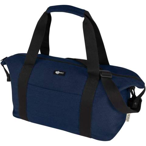 Composé de matériaux hautement résistants, d'une toile recyclée GRS et d'une doublure GRS RPET, le sac de sport Joey de 25 litres dispose d'un compartiment principal zippé spacieux avec une poche intérieure zippée sécurisée. Il dispose également d'une poche avant ouverte et d'une autre poche zippée à l'arrière pour un caddie et il peut être transporté soit par des poignées en sangle renforcées, soit par la bandoulière amovible et réglable pour plus de confort. La plaque métallique décorative peut faire briller un logo grâce à sa finition subtile et mate.