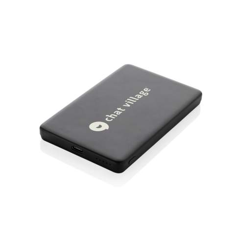 Batterie de secours ultra-mince de 5000 mAh avec chargeur magnétique sans fil de 5 W. Le boîtier est fabriqué en aluminium recyclé certifié RCS et en plastique ABS recyclé. Le RCS (Recycled Claim Standard) est une norme qui permet de vérifier le contenu recyclé d'un produit tout au long de la chaîne d'approvisionnement. Contenu recyclé total : 23 % par rapport au poids total de l'article. Le powerbank contient une batterie lithium-polymère longue durée de classe A de 5000 mAh. Les indicateurs de puissance indiquent le niveau d'énergie restant pour que vous sachiez toujours quand recharger. ; Entrée Type-C 5V/2,4A ; Sortie USB C:5V/2A.4A L'article et les accessoires sont exempts de PVC. Câble de recharge en TPE recyclé certifié RCS inclus. Emballé dans un emballage FSC® mix.<br /><br />WirelessCharging: true<br />PowerbankCapacity: 5000<br />PVC free: true