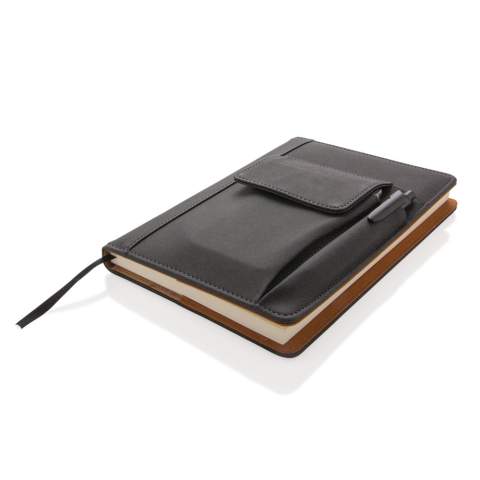 Gecoate PU omslag voor notitieboek met voorvak voor telefoon (14x10 cm.), pennenvak en hoofdcompartiment voor bijvoorbeeld een powerbank of visitekaartjes. Het notitieboek heeft een zwarte paginaverdeler en 160 pagina’s van 80g/m2 papier. U kunt het notitieboek moeiteloos vervangen, zodat u eindeloos plezier heeft van deze omslag.<br /><br />NotebookFormat: A5<br />NumberOfPages: 160<br />PaperRulingLayout: Gelinieerde pagina's