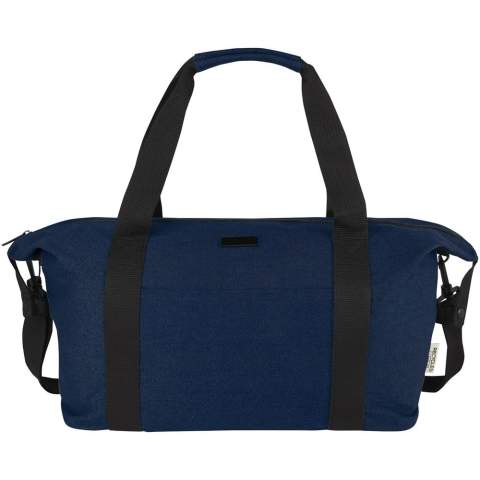 Composé de matériaux hautement résistants, d'une toile recyclée GRS et d'une doublure GRS RPET, le sac de sport Joey de 25 litres dispose d'un compartiment principal zippé spacieux avec une poche intérieure zippée sécurisée. Il dispose également d'une poche avant ouverte et d'une autre poche zippée à l'arrière pour un caddie et il peut être transporté soit par des poignées en sangle renforcées, soit par la bandoulière amovible et réglable pour plus de confort. La plaque métallique décorative peut faire briller un logo grâce à sa finition subtile et mate.
