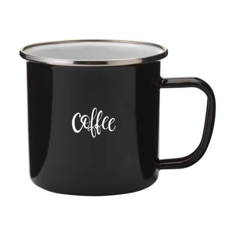 Geëmailleerde mok in populaire retrostijl. Mooi afgewerkt met chrome rand. Om de retro look te accentueren heeft de mok onvolkomenheden. Niet vaatwasserbestendig. Inhoud 350 ml. Per stuk in kraft doos.