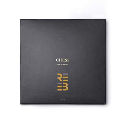 Jeu d'échecs classique en noir et blanc. Les pièces sont en bois laqué. Le jeu est livré avec une excellente boîte de rangement qui constitue également un élément décoratif attrayant dans votre maison.