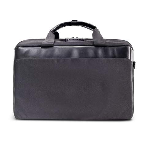 Sac de voyage spacieux et ingénieux en R-PET. Son design compact lui permet d'être dans les dimensions autorisées comme bagage à main des compagnies aériennes à bas coût. De chaque côté du sac plusieurs compartiments fermés peuvent vous permettre de ranger vos affaires en toute sécurité. Une poche en filet est accessible en ouvrant légèrement la fermeture éclair pour que vous ayez toujours vos documents de voyage à portée de main.