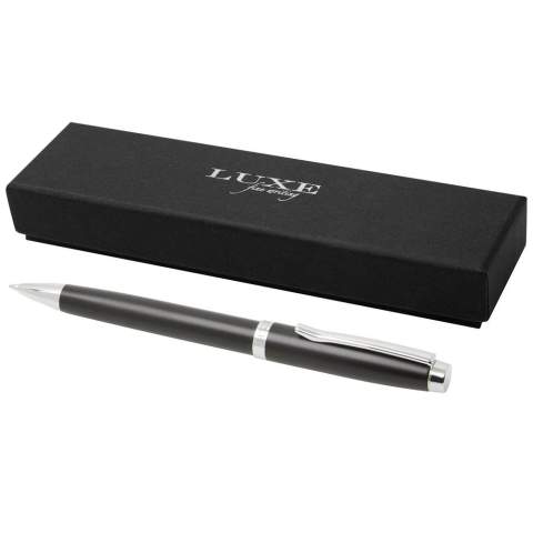 Stylo bille élégant au design exclusif, disponible en trois couleurs. Préchargé avec une recharge d'encre noire et conditionné dans un coffret cadeau Luxe.
