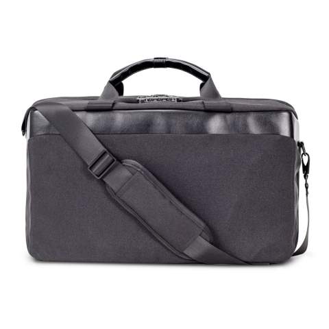 Sac de voyage spacieux et ingénieux en R-PET. Son design compact lui permet d'être dans les dimensions autorisées comme bagage à main des compagnies aériennes à bas coût. De chaque côté du sac plusieurs compartiments fermés peuvent vous permettre de ranger vos affaires en toute sécurité. Une poche en filet est accessible en ouvrant légèrement la fermeture éclair pour que vous ayez toujours vos documents de voyage à portée de main.