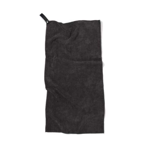 Fabriquée en microfibre et en bouteilles PET partiellement recyclées. Légère et compacte. Sa structure unique en tissu éponge peut absorber plus d'eau et sèche trois fois plus vite qu'une serviette traditionnelle. Idéale pour les activités de plein air, le sport et les voyages. Cette taille est excellente pour une utilisation en salle de sport. Trois bouteilles PET recyclées ont été utilisées pour fabriquer cette serviette. Fabriqué avec 50% de matériaux recyclés certifiés GRS. La certification GRS garantit une chaîne d'approvisionnement entièrement certifiée pour les matériaux recyclés. Contenu recyclé sur la base du poids total de l'article.