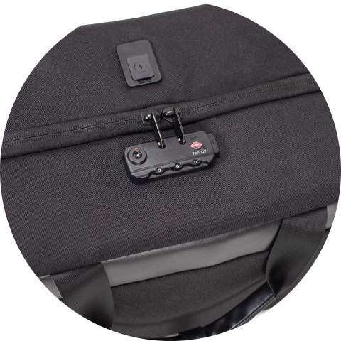 Sac de voyage spacieux et ingénieux en R-PET. Son design compact lui permet d'être dans les dimensions autorisées comme bagage à main des compagnies aériennes à bas coût. De chaque côté du sac plusieurs compartiments fermés peuvent vous permettre de ranger vos affaires en toute sécurité. Une poche en filet est accessible en ouvrant légèrement la fermeture éclair pour que vous ayez toujours vos documents de voyage à portée de main.