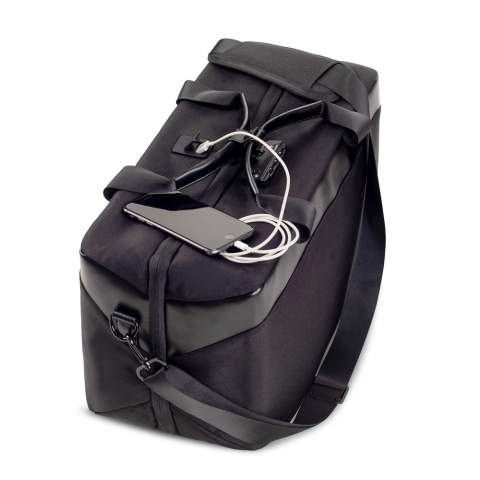 Sac de voyage spacieux et ingénieux en R-PET. Son design compact lui permet d'être dans les dimensions autorisées comme bagage à main des compagnies aériennes à bas coût. De chaque côté du sac plusieurs compartiments fermés peuvent vous permettre de ranger vos affaires en toute sécurité. Une poche en filet est accessible en ouvrant légèrement la fermeture éclair pour que vous ayez toujours vos documents de voyage à portée de main.