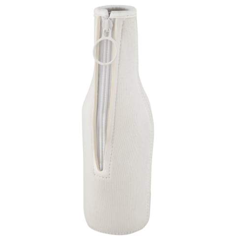 Manschette für Flaschen aus recyceltem Neopren, die sich leicht zusammenfalten lässt und in jede Tasche passt. Sie bietet zusätzliche Isolierung, hält das Getränk länger kühl und sorgt gleichzeitig dafür, dass die Flasche angenehm zu halten ist. 