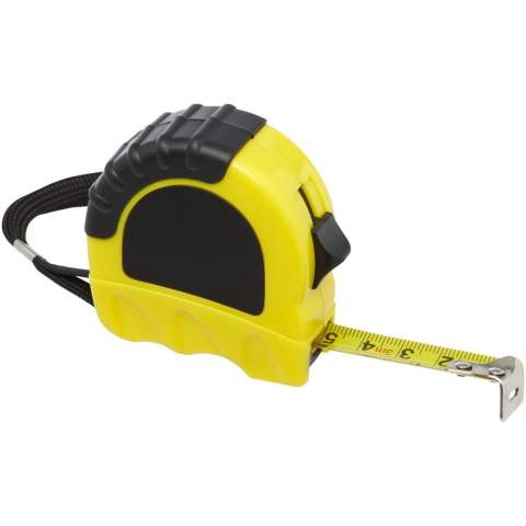 3 meter stalen en ijzeren meetlint inclusief ijzeren riemclip en polyester polsband. Geeft centimeters en inches weer. De hoes is gemaakt van 21% RCS-gecertificeerd gerecycled plastic en 4% gerecycled TPE. De Recycled Claim Standard (RCS) controleert de gerecyclede inhoud van een product in de hele toeleveringsketen. Verpakt in een STAC-geschenkverpakking van duurzame bronnen.