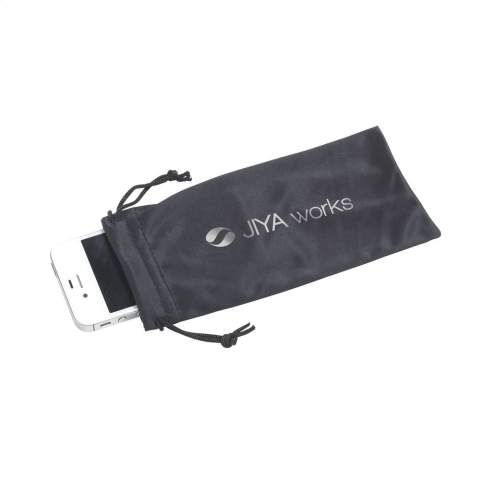 Etui zur Aufbewahrung aus 100% Mikrofaser-Polyester. Mit einem Zugband. Aufdruck auf dem schwarzen Beutel ist nur in der Farbe silber möglich.