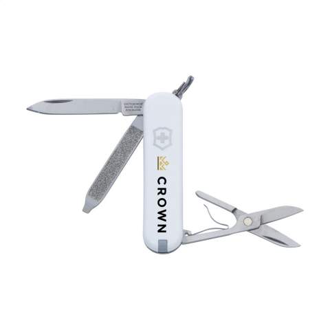 Original Schweizer Taschenmesser aus der Offizierserie von Victorinox mit  ABS Griff, einer Einlage aus anodisiertem Aluminium und Tools aus 100% recyceltem Stahl. 5-teilig mit 7 Funktionen: Messer. Feile mit Schraubenzieher, Schere, Schlüsselring, Pinzette und Zahnstocher. Inklusive Gebrauchsanweisung und lebenslanger Garantie auf Material- und Herstellungsfehler. Victorinox Messer sind ein globales Symbol für Zuverlässigkeit, Funktionalität und Perfektion. Beachten Sie, dass möglicherweise lokale Vorschriften für den Besitz und / oder das Tragen von Messern oder Multitools in der Öffentlichkeit gelten. Pro Stück in einer Verpackung.