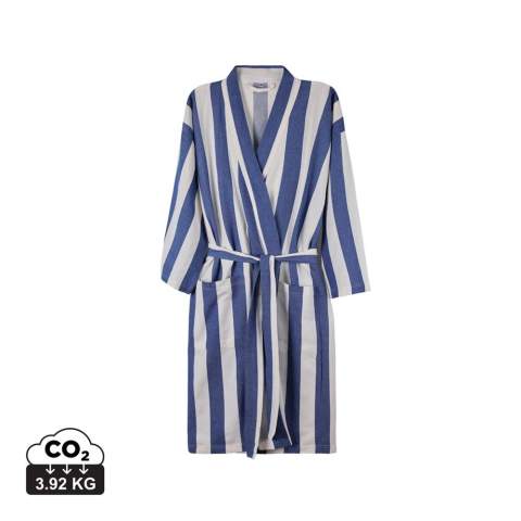 Apportez ce peignoir de hammam doux et confortable à la plage ou profitez-en simplement à la maison. Fabriqué dans un mélange léger et aéré de 200 g/m², il allie le confort du coton aux avantages du séchage rapide du polyester. Conçu dans un style classique avec un motif rayé bicolore, il présente un col soigné, des poches sur le devant, des manches 3/4 et une ceinture à la taille pour un ajustement parfait. Certifié par GRS (Global Recycled Standard), la certification GRS garantit que l'ensemble de la chaîne d'approvisionnement des matériaux recyclés est certifiée. Le contenu recyclé total est basé sur le poids total du produit. Ce produit contient 69 % de coton recyclé certifié GRS et 29 % de polyester recyclé certifié GRS.