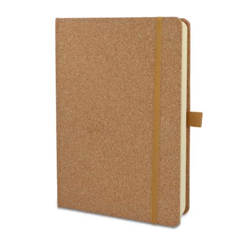 Dieses nachhaltige A5-Notizbuch hat einen Einband aus Kork. Es enthält 80 Blatt FSC 70g/m² liniertes Papier, einen Gummibandverschluss, ein Lesebändchen und eine praktische Stiftschlaufe.