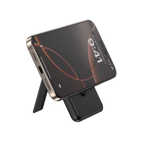 Redwood, die 5000mAh-5-in-1 20W-PD-Schnellladepowerbank ist mit einem  magnetischen 15W-Ladegerät ausgestattet, mit dem Sie Ihr Telefon mit maximaler Geschwindigkeit kabellos aufladen können. Ebenso können Sie auch Ihre AirPods oder Apple Watch aufladen. Benötigen Sie einen noch schnelleren Energieschub, um den Tag zu überstehen? Redwood unterstützt das blitzschnelle Laden mit 20W über seinen USB-C-Anschluss, sowohl zum Aufladen der Powerbank selbst als auch zum Aufladen Ihres Geräts. Sie verfügt auch über ein integriertes USB-C-Schnellladekabel und ein integriertes Lightning-Kabel. Mit dem integrierten Ständer können Sie Ihr Telefon während des Ladevorgangs aufstellen, um z.B. Filme anzusehen. Hergestellt aus rec. ABS- & PC-Kunststoff hergestellt; nach dem RCS-Standard (Recycled Claim Standard) zertifiziert. Der Gesamtanteil an rec. Material beträgt 24% des Gesamtgewichts des Artikels. Urban Vitamin-Produkte sind ohne PVC hergestellt und in kunststoffreduzierten Verpackungen verpackt.<br /><br />WirelessCharging: true<br />PowerbankCapacity: 5000<br />PVC free: true