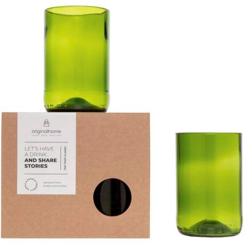 Lot de deux verres à boire artisanaux de 280 ml fabriqués à partir de bouteilles de vin recyclées provenant de Zanzibar, en Tanzanie. Les bouteilles de vin sont récupérées dans les hôtels, les restaurants et les bars, puis triées, nettoyées et découpées en différentes formes et tailles. Ces verres à boire conviennent parfaitement à tout type de boisson, ce qui les rend idéaux pour un usage quotidien ou pour des occasions spéciales. Livrés dans un coffret cadeau.