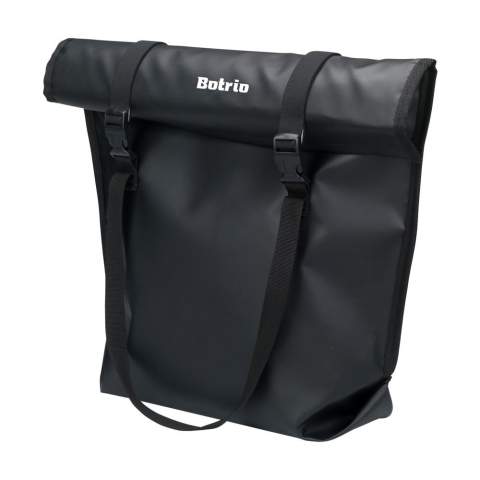 Fahrradtasche der Marke Fraenck, hergestellt aus upgecyceltem Segeltuch. Das robuste und wasserabweisende Material stammt aus upgecycelten Stoffresten der Segelindustrie. Der Rollverschluss kann aufgerollt und mit Verschlussclips gesichert werden. Beide Seiten der Tasche sind mit Schrägband verstärkt. Die Innenseite hat einen verstärkten Boden und Rücken. Einfach am Fahrradträger zu befestigen. Made in Holland.