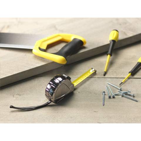 Professional standard tape measure with steel blade (width 1.6 cm) centimetre display, sturdy plastic housing, automatic blade lock, sturdy belt clip and wrist strap. Resistant to all weather by UV coating. Produced to European standards. Each item is individually boxed.