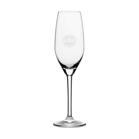 Klassisches Champagnerglas aus klarem Kristallglas. Kristallglas ist farblos, stabil und hat einen schönen Glanz. Die Form des Glases trägt zu einem intensiven Geschmackserlebnis bei. Dieses stilvolle Glas eignet sich zum Servieren von Champagner und Sekt in der Gastronomie oder bei besonderen Gelegenheiten. Fassungsvermögen 210 ml. Made in Europe.