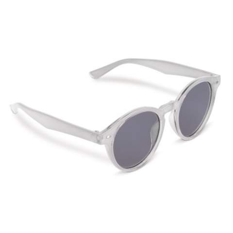 Edle Sonnenbrille Jacky mit transparentem Rahmen und dunklen Gläsern. Die Gläser haben einen UV400-Filter.