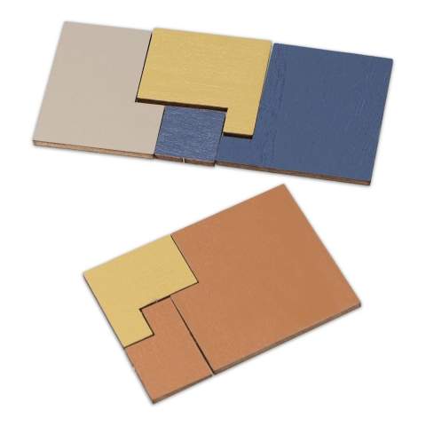 4 cartes en bois avec des pièces à pousser, emballées dans une boîte de cartes à jouer (format). Assemblez les pièces et créez un puzzle coloré amusant. Un espace est prévu au dos de la boîte pour l'impression d'un logo.
