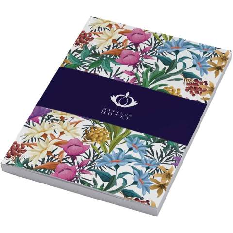 De Novella Austen A5 softcover notitieboek is een fantastisch cadeau voor liefhebbers van schrijfwaren, dankzij zijn veelzijdigheid. Het notitieboek bevat 100 vellen papier van 80 g/m². De vellen zijn standaard blanco, maar je kunt ook een ontwerp naar keuze toevoegen, zoals lijnen, ruiten of je eigen gepersonaliseerde ontwerp. De kaft is gemaakt van 320 g/m² karton en is verkrijgbaar in verschillende kleuren. Voor een echt "wow-effect" kun je bovendien de hele kaft (voor-, achterzijde en rug) voorzien van een fullcolour bedrukking. Gemaakt in het Verenigd Koninkrijk.