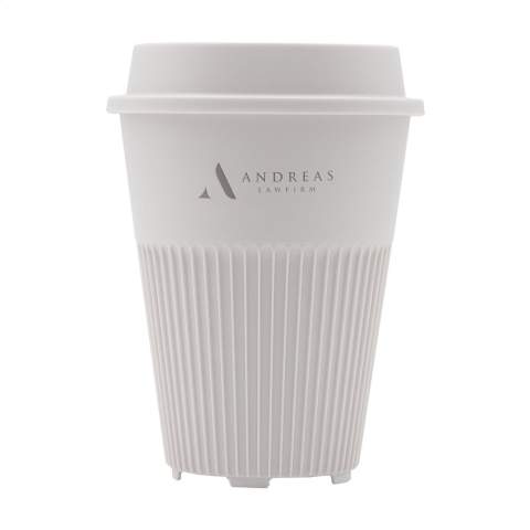 Tasse à café pour emporter réutilisable, avec couvercle de Circular&Co. Fabriqué en PP robuste et 100% recyclable. Ce gobelet empilable n'est pas seulement attrayant, son design met également l'accent sur la fonctionnalité. Les nervures dispersent la chaleur de la boisson et assurent une prise en main confortable. En outre, le gobelet est doté d'une base à séchage rapide. Le couvercle avec ouverture pour boire évite les déversements. Le gobelet s'adapte au porte-boisson standard des voitures, il est donc parfait pour la route, mais il peut également servir de gobelet à la machine à café. L'alternative parfaite au gobelet à café jetable. Ce gobelet dure plus de 500 cycles de lavage et est recyclable jusqu'à 6 fois. Après seulement deux utilisations, les émissions de CO2 du gobelet à emporter sont compensées par rapport à un gobelet à usage unique. Cela signifie que d'énormes quantités de CO2 n'atteignent jamais notre atmosphère. En optant pour un gobelet réutilisable, des milliards de gobelets en moins finiront dans les décharges. Ce magnifique gobelet est sans danger pour les aliments, sans BPA et sans mélamine. Convient uniquement pour le lave-vaisselle dans le panier à vaisselle supérieur. Capacité de 340 ml.