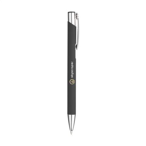Blauwschrijvende, aluminium balpen met metalen clip. De houder is afgewerkt met een mooie rubberised finish. Doordat de houder uit één geheel bestaat heeft deze pen ruimte voor een grote opdruk.