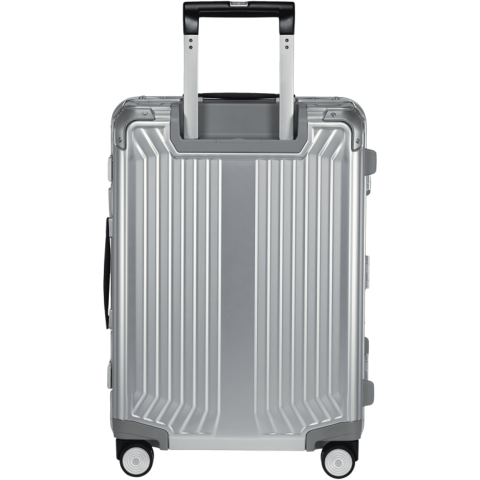 De Lite-Box Alu™ koffers zullen al jouw verwachtingen overstijgen, en dit zowel op vlak van design als op vlak van functionaliteit. Deze premium koffers zijn gemaakt uit duurzaam geanodiseerd aluminium en extra verstevigd aan de hoeken. Jouw spullen zitten gegarandeerd veilig dankzij de geïntegreerde TSA combinatiesloten. De Lite-Box Alu™ straalt puur vakmanschap uit en dat weerspiegelt zich ook in de superieure features. Zo zorgen de stille dubbele wielen en de lange dubbele trekstang voor een optimaal rijcomfort. Met de personalisatie tag geef je jouw koffer direct een persoonlijke touch.<br /><br />De binnenkant van jouw Lite-Box Alu™ koffer kan je naar behoefte organiseren. Beide compartimenten zijn voorzien van inpakriemen en een verwijderbaar tussenschot, zodat je jouw spullen zorgvuldig kan inpakken. Jouw kleinere travel essentials, kan je kwijt in de vele ritsvakken, allen voorzien van een zachte kwalitatieve voering. Aluminium materiaal kan onderhevig zijn aan krassen en deuken, wat je bagage karakter zal geven tijdens jouw reizen. Reisherinneringen vervagen nooit. Op deze collectie geeft Samsonite maar liefst 10 jaar wereldwijde (beperkte) garantie.<br /><br />Personalisatie is mogelijk door middel van een gravering of een gepersonaliseerde tag.