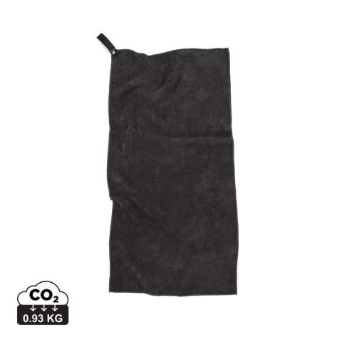 Fabriquée en microfibre et en bouteilles PET partiellement recyclées. Légère et compacte. Sa structure unique en tissu éponge peut absorber plus d'eau et sèche trois fois plus vite qu'une serviette traditionnelle. Idéale pour les activités de plein air, le sport et les voyages. Cette taille est excellente pour une utilisation en salle de sport. Trois bouteilles PET recyclées ont été utilisées pour fabriquer cette serviette. Fabriqué avec 50% de matériaux recyclés certifiés GRS. La certification GRS garantit une chaîne d'approvisionnement entièrement certifiée pour les matériaux recyclés. Contenu recyclé sur la base du poids total de l'article.