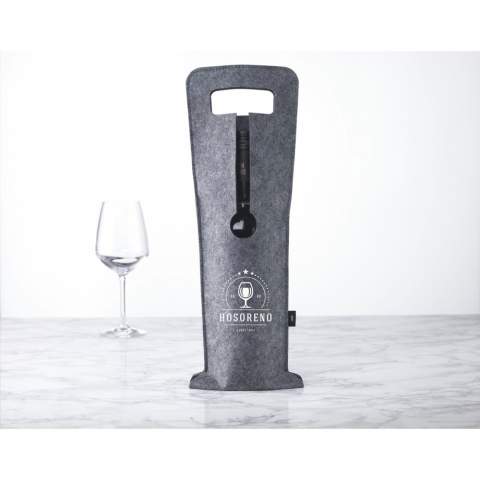 WoW! Fasionable RPET wine bottle holder. Made from recycled PET bottles. This product is designed to hold one bottle of wine (not included) with a diameter of approx. 7.5 cm. GRS-certified. Total recycled material: 95%.