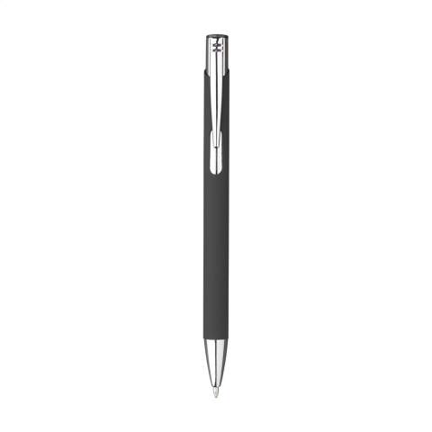 Blauwschrijvende, aluminium balpen met metalen clip. De houder is afgewerkt met een mooie rubberised finish. Doordat de houder uit één geheel bestaat heeft deze pen ruimte voor een grote opdruk.