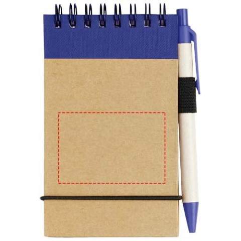 Snelle ideeën noteren wordt gemakkelijk gemaakt met het Zuse gerecyclede notitieblok met pen in bijpassende kleur. Het kleine notitieblokje bevat 40 gelinieerde vellen gerecycled A7 papier, past dus goed in elke kleine of grote tas, is makkelijk vast te houden en bovendien: een duurzame keuze. Er zijn verschillende bedrukkingsopties beschikbaar om elk logo op de hardcover buitenkant weer te geven.