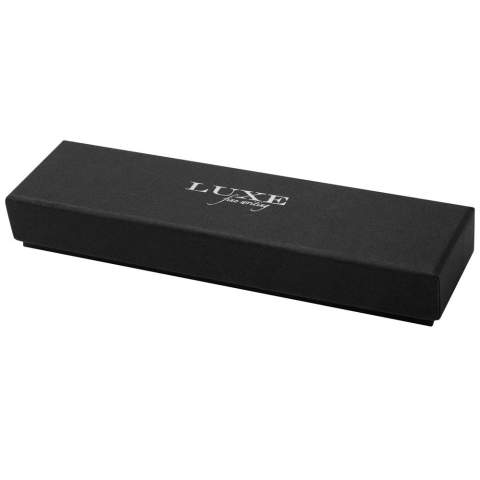Stylo bille élégant au design exclusif, disponible en trois couleurs. Préchargé avec une recharge d'encre noire et conditionné dans un coffret cadeau Luxe.