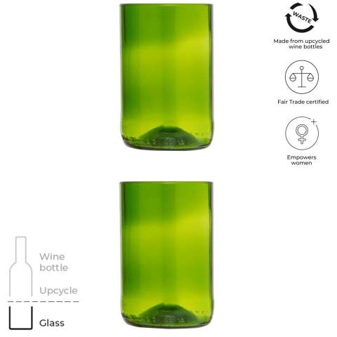 Lot de deux verres à boire artisanaux de 280 ml fabriqués à partir de bouteilles de vin recyclées provenant de Zanzibar, en Tanzanie. Les bouteilles de vin sont récupérées dans les hôtels, les restaurants et les bars, puis triées, nettoyées et découpées en différentes formes et tailles. Ces verres à boire conviennent parfaitement à tout type de boisson, ce qui les rend idéaux pour un usage quotidien ou pour des occasions spéciales. Livrés dans un coffret cadeau.