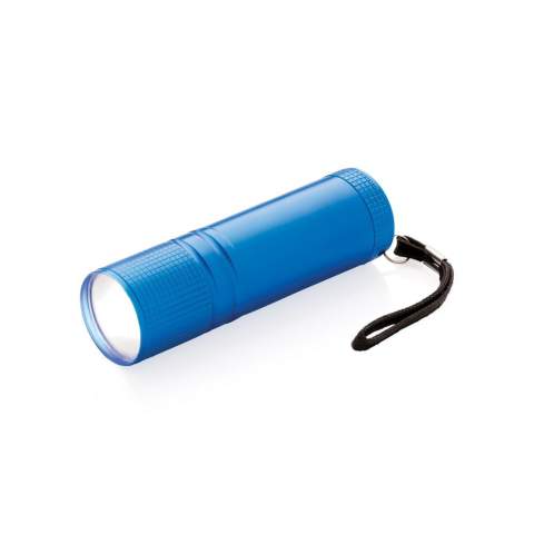 Lampe torche COB en aluminium, super puissante en taille de poche. Cette lampe COB est beaucoup plus puissante que les lampes LED habituelles et consomme moins d’énergie, permettant une autonomie 30% plus importante sur la même batterie. Avec dragonne et 3 piles AAA incluses.<br /><br />Lightsource: COB LED<br />LightsourceQty: 1