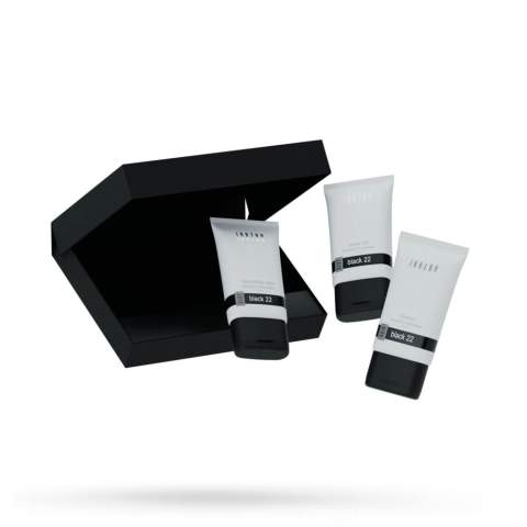 Brievenbuspakket met 3 verzorgingsproducten in de geur Black 22 van het merk Janzen. Inhoud: • Hand & Body Lotion - 50 ml • Shower Gel - 50 ml • Shampoo - 50 ml.    Black 22 heeft een fris-warme geur, balancerend tussen licht en intens. Black 22 is een rijk bouquet van onder andere bergamot en hete kruiden, tropische schorsen en zoete tonkabonen – ook wel bekend als de ‘verboden vrucht’.    Deze giftset zit in een stijlvolle verpakking die qua formaat perfect door de brievenbus past. Ideaal als direct mailing en een persoonlijke attentie voor de ontvanger.